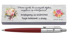 Czerwony Jotter Originals i kartonowe pudełko z dedykacją w aranżacji prezentowej