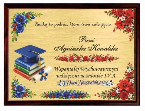 Dyplom A5 na podkładzie ze złotą tabliczką, kwiatami i podziękowaniem dla wychowawczyni na Dzień Nauczyciela